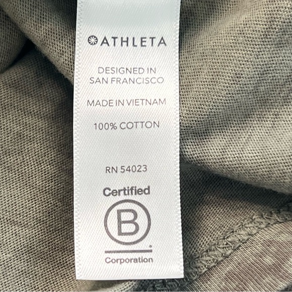 Athleta Women’s Green Snake Print Short Sleeve Medium Shirt - Picture 5 of 5